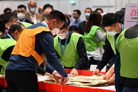 Hongkongin vaalivirkailijat käsittelivät ääniä. 