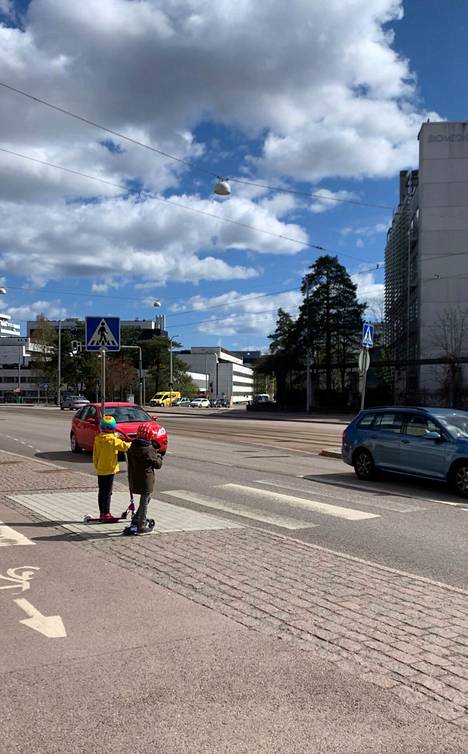 Johanna Vuorelma kuvasi lapsensa odottamassa pääsyä suojatielle Helsingin Meilahdessa.