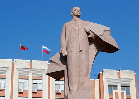 Transnistrian pääkaupungissa Tiraspolissa sijaitsevan separatistialueen parlamenttitalon edessä seisoo Leninin patsas, ja lokakuussa 2021 katolla liehuivat Venäjän ja Transnistrian liput.