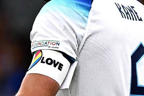 Englannin Harry Kane sekä kuuden muun eurooppalaisen maan kapteenit eivät käytä MM-kisoissa seksuaali- ja sukupuolivähemmistöjä tukevaa One Love -kapteeninnauhaa Kansainvälisen jalkapalloliiton Fifan painostuksen seurauksena.