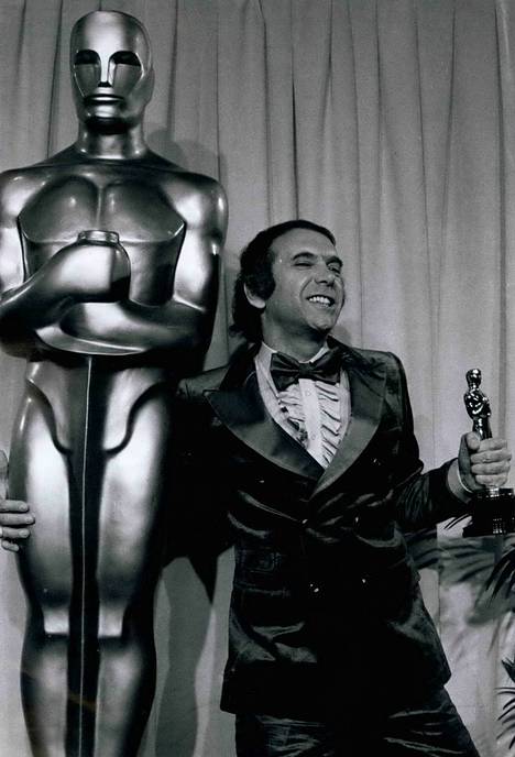 Oikea Albert S. Ruddy kuvattuna Kummisetä-elokuvasta saadun Oscar-palkinnon kanssa vuonna 1973.