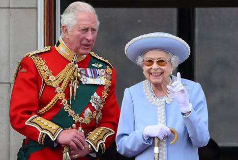 Britannian kuningatar Elisabet II prinssi Charlesin kanssa kuningattaren syntymäpäiväparaatissa 2. kesäkuuta.