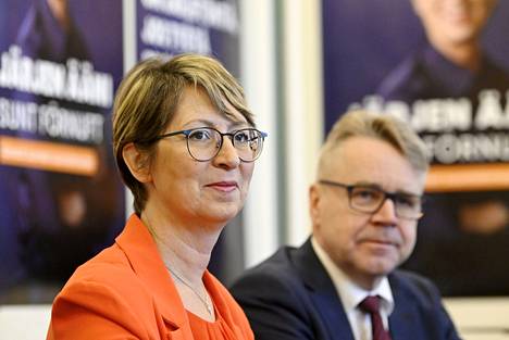 Kristillisdemokraattien puheenjohtaja Sari Essayah ja kansanedustaja Peter Östman puolueen eduskuntavaaliohjelman julkistustilaisuudessa perjantaina.