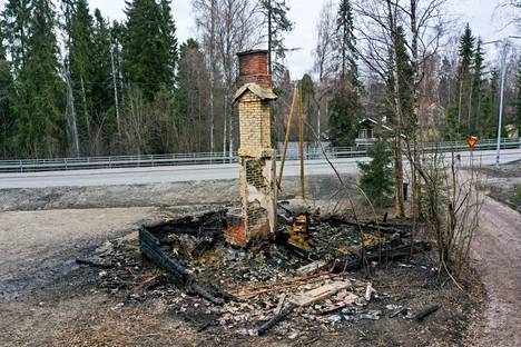 Kaukajärven Juvankadun asumaton talo tuhoutui lähes täysin tulipalossa. 