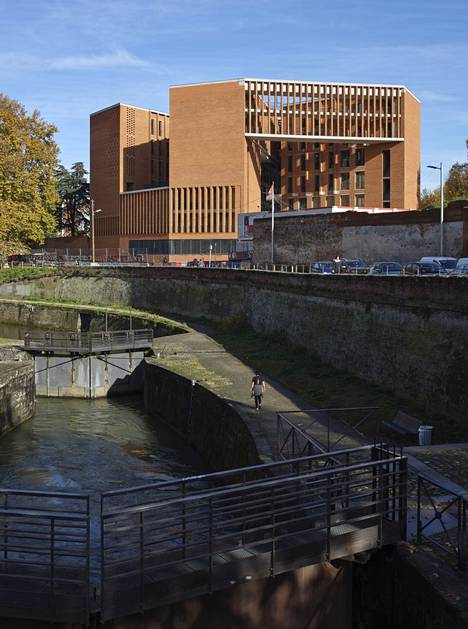 The University of Toulouse was built from local brick, which was produced by a local family business using methods inherited from Roman times.