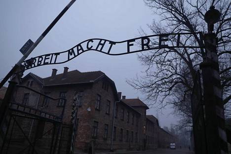 Auschwitzin keskitysleiri sijaitsee Puolassa. Puolalaisia on pitkään vaivannut, että varsinkin englanninkielisissä teksteissä natsimiehittäjien Puolaan perustamia keskitysleirejä kutsutaan ”puolalaisiksi keskitysleireiksi” tai ”Puolan keskitysleireiksi”.