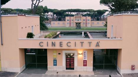 Benito Mussolini perusti Roomaan valtaisan Cinecittá-studiokompleksin, jonne mahtui rakentamaan jopa antiikin Rooman torit ja katsomot.