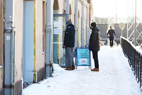 Helsinkiläiset pääsivät perjantaina rokotukseen Jätkäsaaressa lähes jonottamatta.