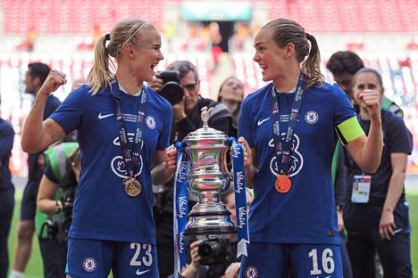 Pernille Harder (vas.) ja Magdalena Eriksson juhlivat Englannin cupin voittoa 14. toukokuuta.