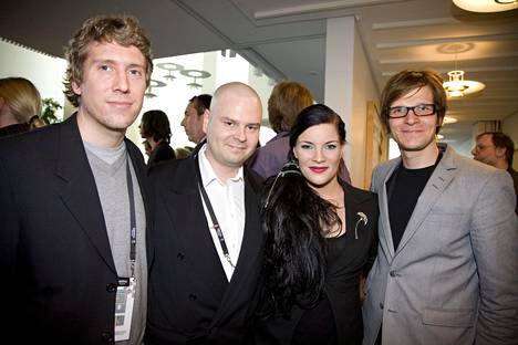 Mark Fry (vas.) osallistui Helsingin Euroviisujen aikaan vuonna 2007 Saksan suurlähetystön juhliin yhdessä Mikko Tukiaisen, Hanna Pakarisen ja Kimmo Valtasen kanssa.