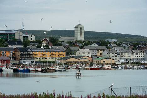 The town of Vesisaari on the northern shore of Varanginvuono has about 5,000 inhabitants.