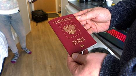 Entinen Venäjän upseeri näytti venäläisen passinsa AFP:n toimittajalle Suomessa viime lauantaina. Kun mobilisaatiosta ilmoitettiin, upseeri kertoi hypänneensä autoonsa ja ajaneensa Suomeen mukanaan yksi matkalaukku.