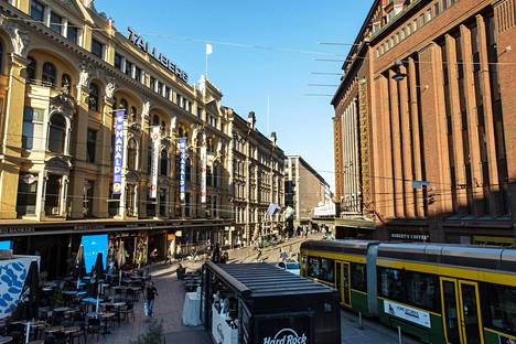 Helsingin perinteikäs kauppakatu Aleksanterinkatu on murroksessa. Monet vähittäiskaupan kansainväliset trendit ja koronaepidemia ovat kiihdyttäneet muutosta.