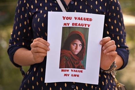 Mielenosoittaja piteli kuuluisaa kuvaa Sharbat Gulasta elokuussa Kanadassa. Lapussa lukee: ”Arvostit kauneuttani, arvosta nyt elämääni.”
