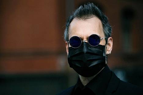 Berliiniläinen Torsten Schenk verhoaa nyt kasvonsa mustalla maskilla.