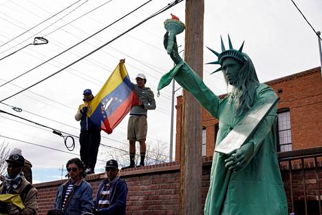 Venezuelalaiset siirtolaiset osoittivat mieltään pikakäännytykset mahdollistavaa lakia vastaan El Pasossa Texasissa lauantaina.. 