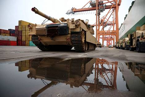 Yhdysvaltain armeijan Nato-operaatioon liittynyt Abrams-panssarivaunu kuvattiin puolalaisen Gdynian satamassa joulukuussa. 