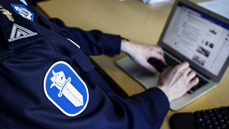 Yhdelle poliisille vakava huomautus sopimattomasta kirjoittelusta suljetussa Facebook-ryhmässä – kuvakaappauksista tunnistettiin 50 virkamiestä