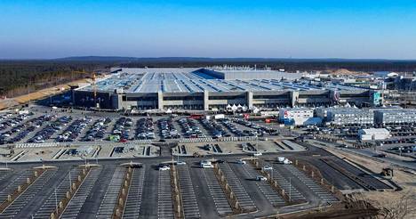 Teslan Gigafactory Berlin-Brandenburg kuvattuna avajaispäivänä tiistaina 22. maaliskuuta 2022.
