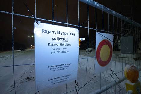 At the Vaalimaa border crossing, there were still signs at ten in the evening saying that the border was closed.