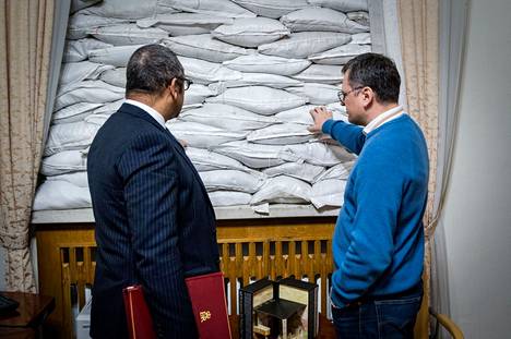 Ukrainan ulkoministeri Dmytro Kuleba esitteli perjantaina Kiovassa vierailleelle Britannian ulkoministerille James Cleverlylle hiekkasäkkejä hallintorakennuksen ikkunoissa.