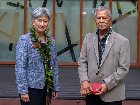 Australian ulkoministeri Penny Wong tapasi torstaina Fidžillä Tyynenmeren saarten foorumin pääsihteeri Henry Punan.
