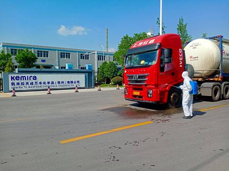 Kemiran Shandongin maakunnan Yanzhoun tehtaalle tulevaa ajoneuvoa desinfioidaan.