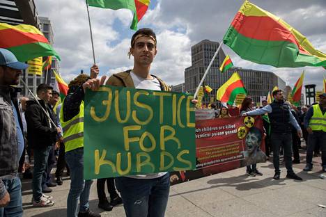 Berliinissä osoitettiin lauantaina mieltä Turkin kurdipolitiikkaa ja Yhdysvaltain imperialismia vastaan. Mielenosoittaja vaatii kyltillään oikeutta kurdeille.
