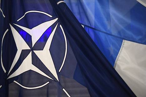 Naton ja Suomen liput liehuivat syksyllä 2021, kun Naton pääsihteeri Jens Stoltenberg ja pääministeri Sanna Marin tapasivat. 