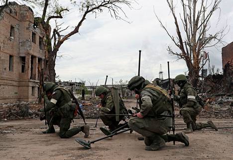 Venäläiset sotilaat puhdistivat Azovstalin valtavaa terästehdasaluetta miinoista 22. toukokuuta.