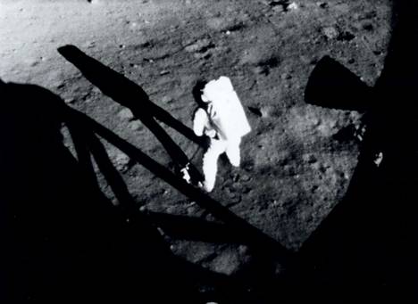 Neil Armstrong oli ensimmäinen Kuun pinnalla kävellyt ihminen. 