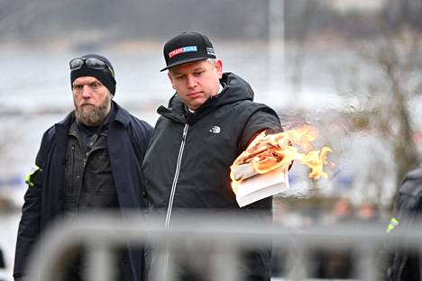 Tanskalainen äärioikeistolainen poliitikko Rasmus Paludan poltti Koraanin Turkin Tukholman-suurlähetystön edessä lauantaina.