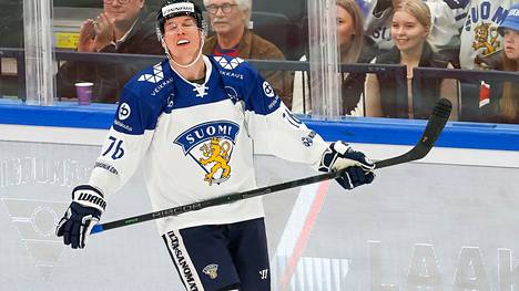 Jere Sallinen taistelee paikasta Leijonien MM-joukkueeseen. Hän pelasi tällä kaudella Sveitsissä Antti Törmäsen alaisuudessa.