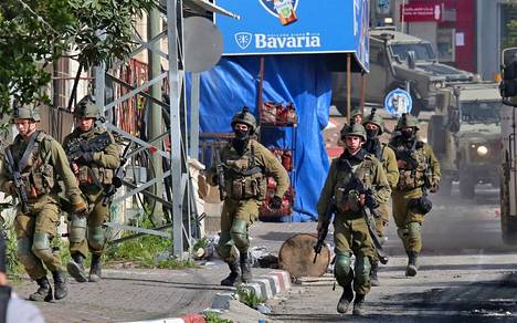 Israelin sotilaita Länsirannan Jeninissä keskiviikkona.