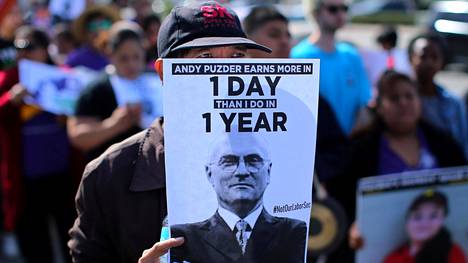 Pikaruoka-alan työntekijät osoittivat mieltään Andrew Puzderin nimitystä vastaan maanantaina.