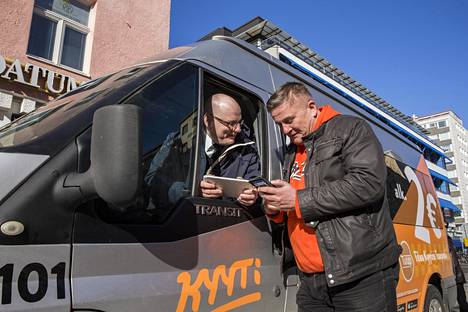 Kuljettaja Risto Heikura ja toimitusjohtaja Pekka Möttö tutkivat Kyyti-halpataksipalvelun sovellusten toimivuutta Oulussa. Sen on tarkoitus laajentua myös ainakin Tampereelle ja Turkuun.