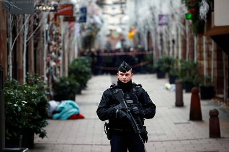Poliisi vartioi ampumispaikalla Strasbourgissa keskiviikkona.