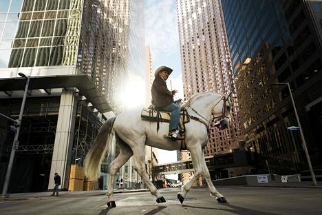 Ratsastaja oli matkalla Houstonin karjanäyttelyn ja rodeon avajaisparaatiin lauantaina.
