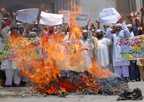 Salman Rushdien ritariarvonimeä vastaan protestoivia mielenosoittajia Pakistanin Multanissa kesäkuussa 2007.