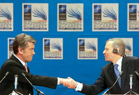 Ukrainan presidentti Viktor Juštšenko (vas.) ja Naton pääsihteeri Jaap de Hoop Scheffer kättelivät Bukarestin Nato-huippukokouksessa huhtikuussa 2008. 