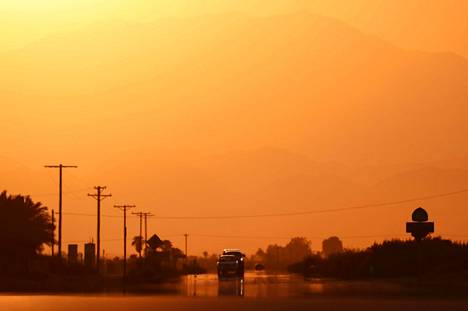 Heinäkuun 10. päivänä Kaliforniassa todistettiin kangastusta, kun ohut kuuman ilman kerros värjäsi taivaan oranssiksi. 