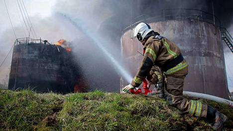 Palomies sammutti öljysäiliön paloa Smolenskissa keskiviikkona. Kuvakaappaus Smolenskin alueen kuvernöörin Vasili Anihinin Telegram-tililtä. 