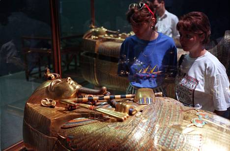 Tutankhamonin kultainen sarkofagi museossa Egyptissä vuonna 1998.