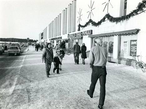 Maxi-market toimi Leppävaarassa vuosina 1971-2004. Kuva on vuodelta 1983.