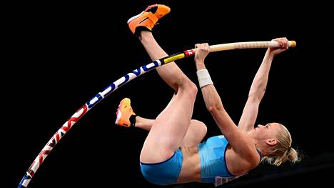 Wilma Murto hyppäsi Euroopan mestariksi keskiviikkona. Olympiamitalisti Antti Kalliomäki kiinnittää Murrossa huomiota siihen, että hänen otekorkeutensa on omalla tasollaan.
