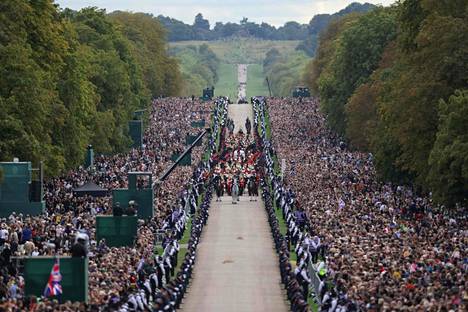 Kuningatar Elisabet II:n hautajaissaaton matkaa Windsorissa seurasi maanantaina paikan päällä satojatuhansia, ja tv:n välityksellä miljoonia ihmisiä. 
