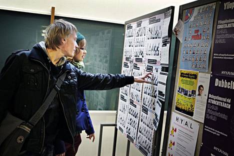 Opiskelijat tutkivat Helsingin yliopiston ylioppilaskunnan edustajiston vaalimainoksia Porthanissa vuonna 2011.