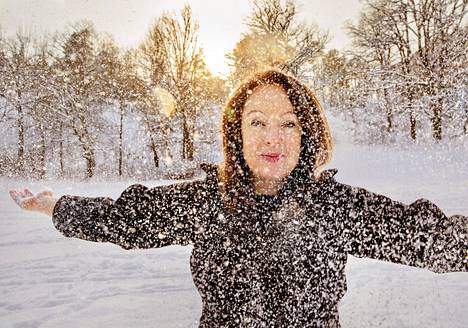 Sähköyhtiö Vattenfallin toimitusjohtaja Anna Borg nautti lumisateesta Tukholman naapurissa Solnassa, jossa yhtiön pääkonttori sijaitsee.