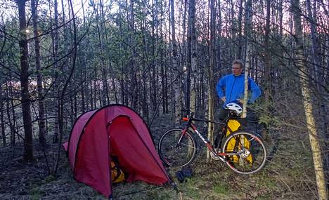Toukokuussa 2020 Janne Pyykkö telttaili Kehä II:lla. ”Ainoa eritasoliittymä, jossa olen vieraillut alkukesästä. Valoisan illan takia kätkin teltan metsään”, hän kertoo kuvatekstissä blogissaan.