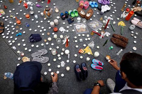 Mielenosoittajat muistivat kukin, kynttilöin ja pienin kengin alkuperäiskansojen lapsia, joiden elämä päättyi sisäoppilaitoksissa. 
